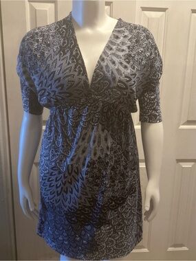 5th & Love Black and White Paisley V-Neck Tunic